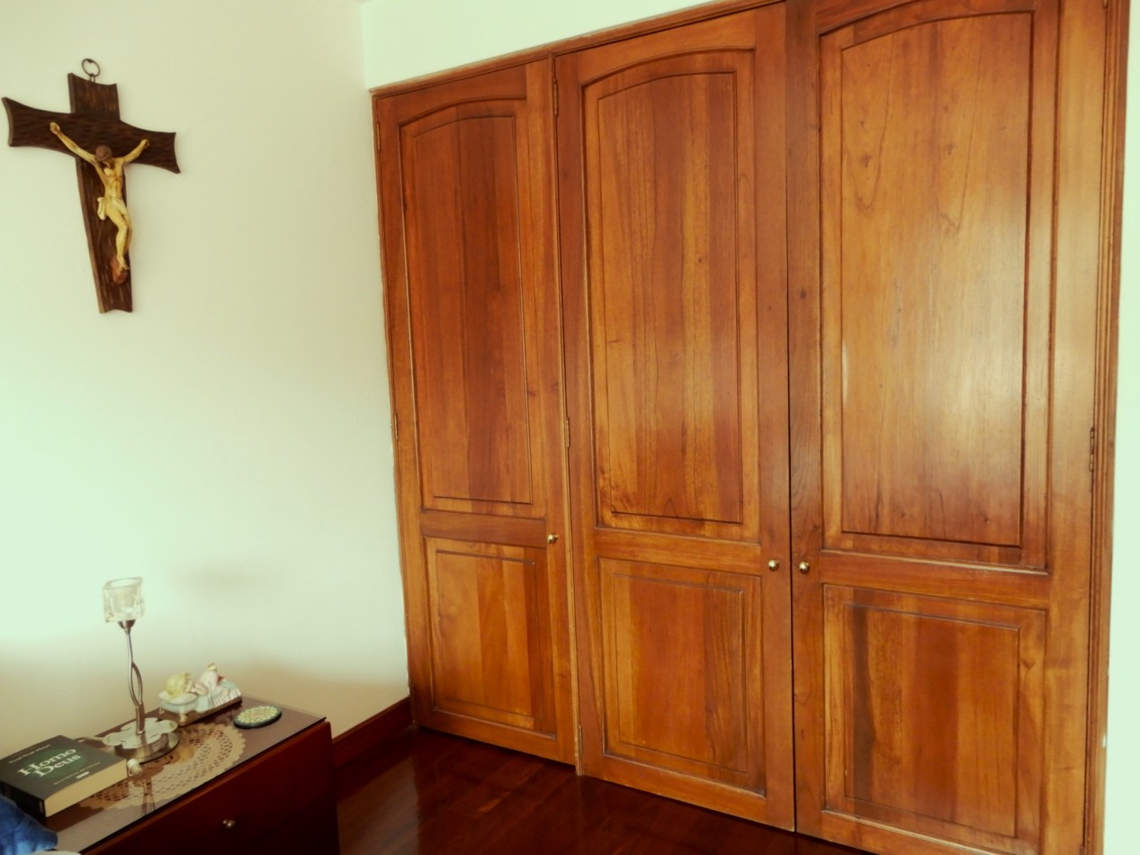 Apartamento en Venta Rosales Bajo con 2 Alcobas y 2 Parqueaderos.