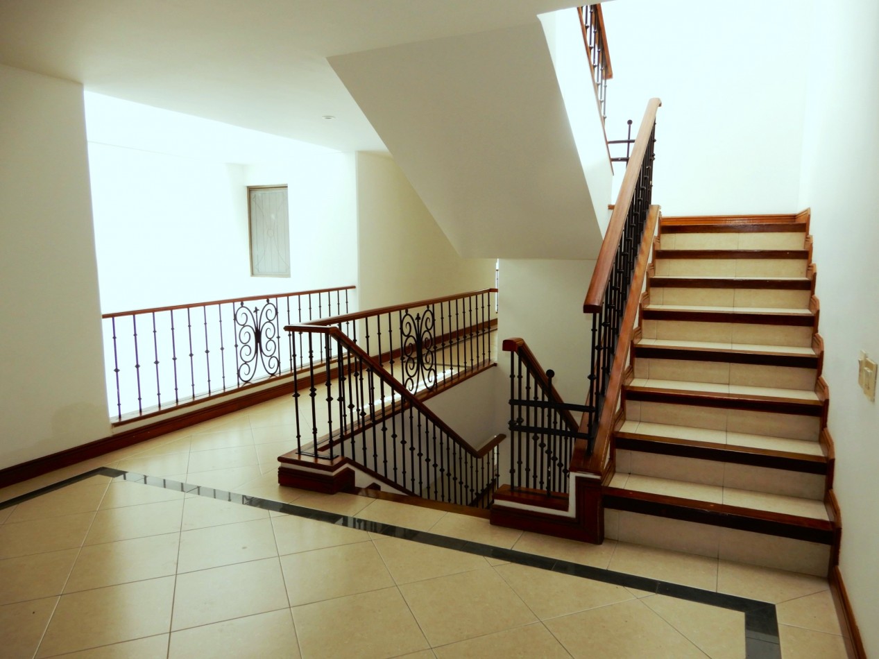 Apartamento en Venta Rosales Bajo con 2 Alcobas y 2 Parqueaderos.