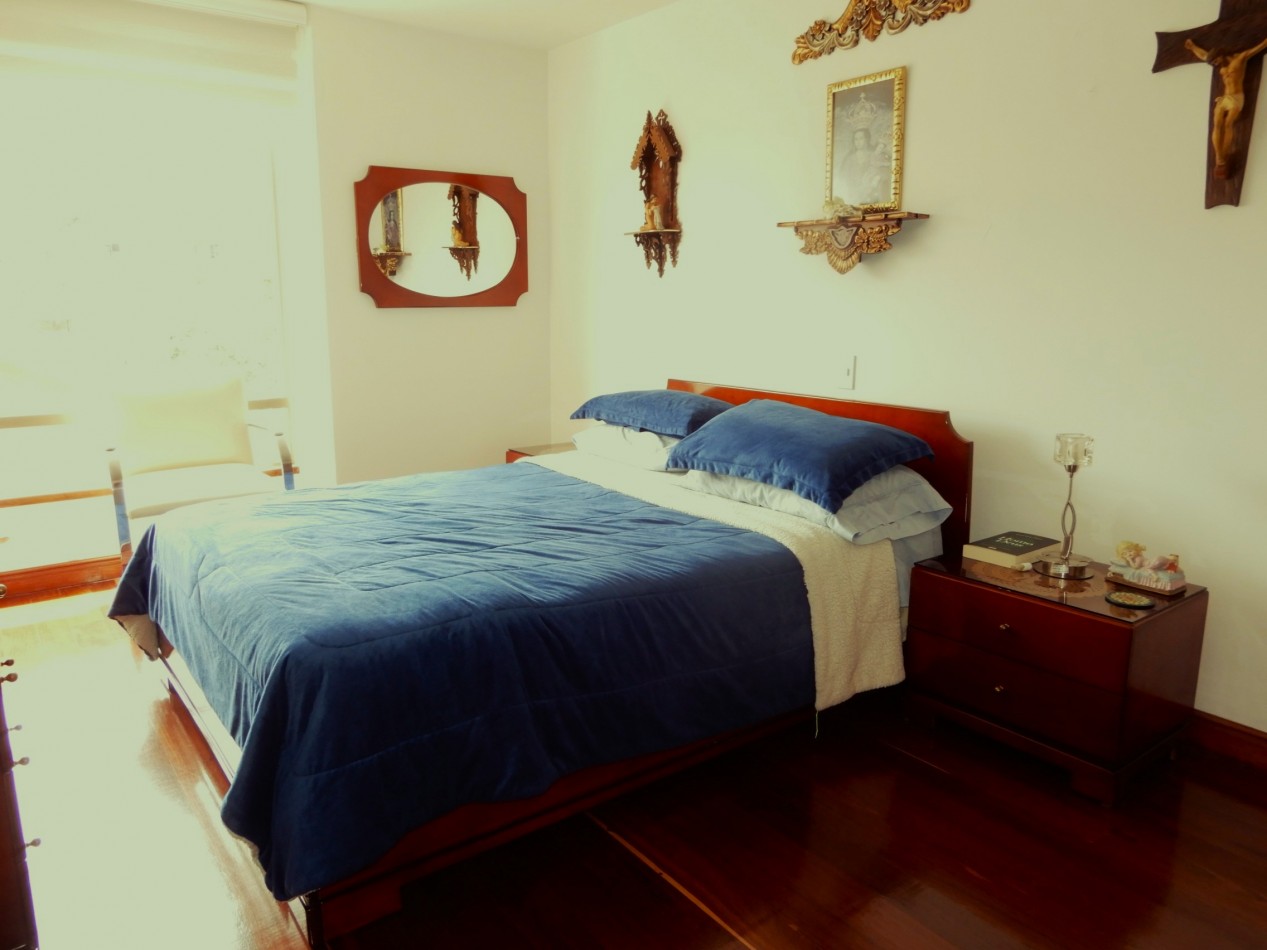 Apartamento en Venta Rosales Bajo con 2 Alcobas y 2 Parqueaderos.