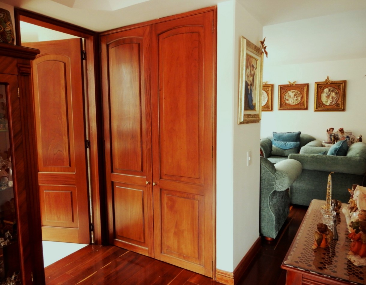 Apartamento en Venta Rosales Bajo con 2 Alcobas y 2 Parqueaderos.