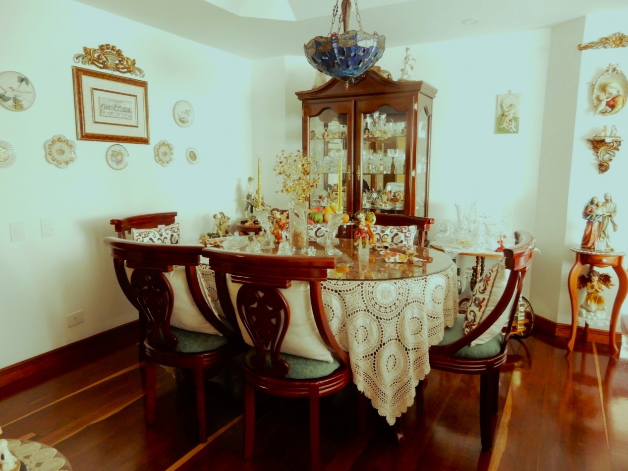 Apartamento en Venta Rosales Bajo con 2 Alcobas y 2 Parqueaderos.