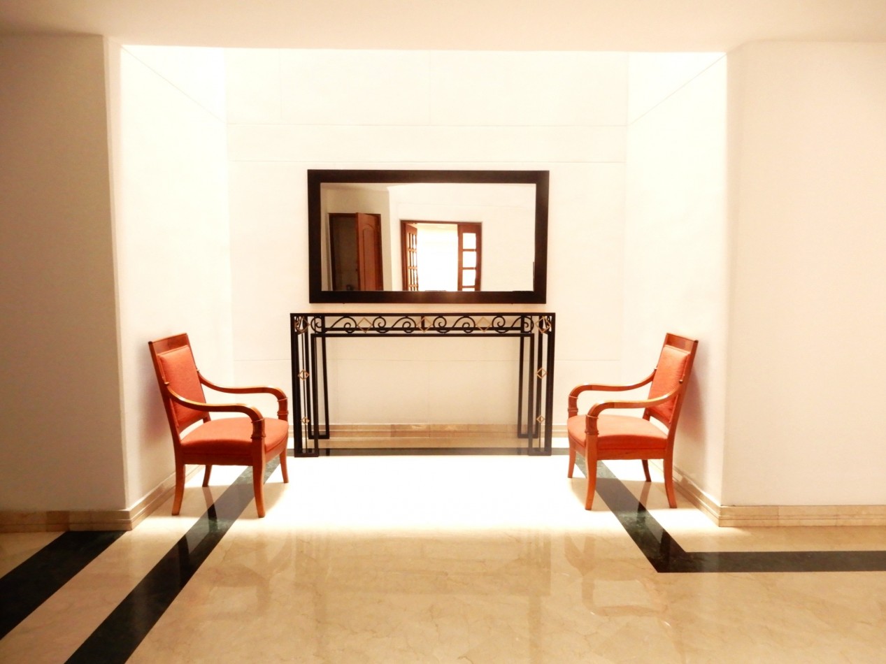 Apartamento en Venta Rosales Bajo con 2 Alcobas y 2 Parqueaderos.
