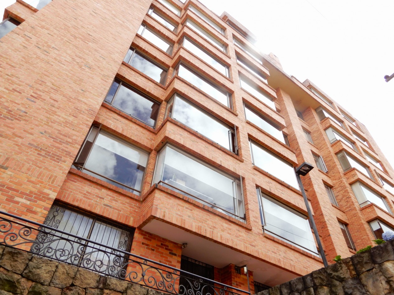 Apartamento en Venta Rosales Bajo con 2 Alcobas y 2 Parqueaderos.