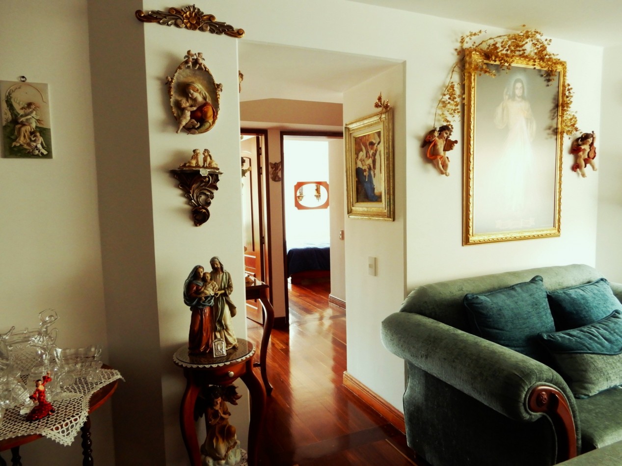 Apartamento en Venta Rosales Bajo con 2 Alcobas y 2 Parqueaderos.