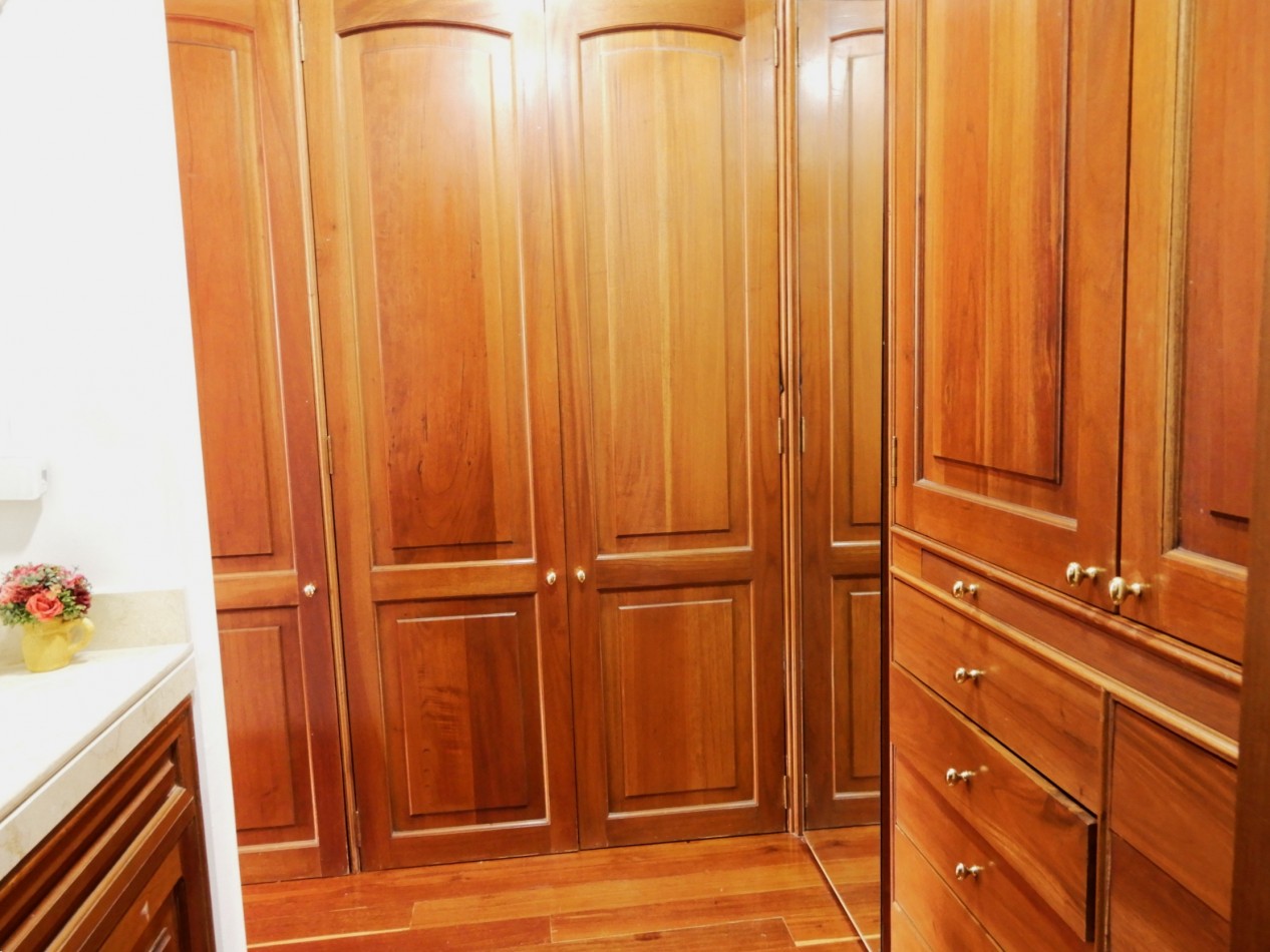 Apartamento en Venta Rosales Bajo con 2 Alcobas y 2 Parqueaderos.
