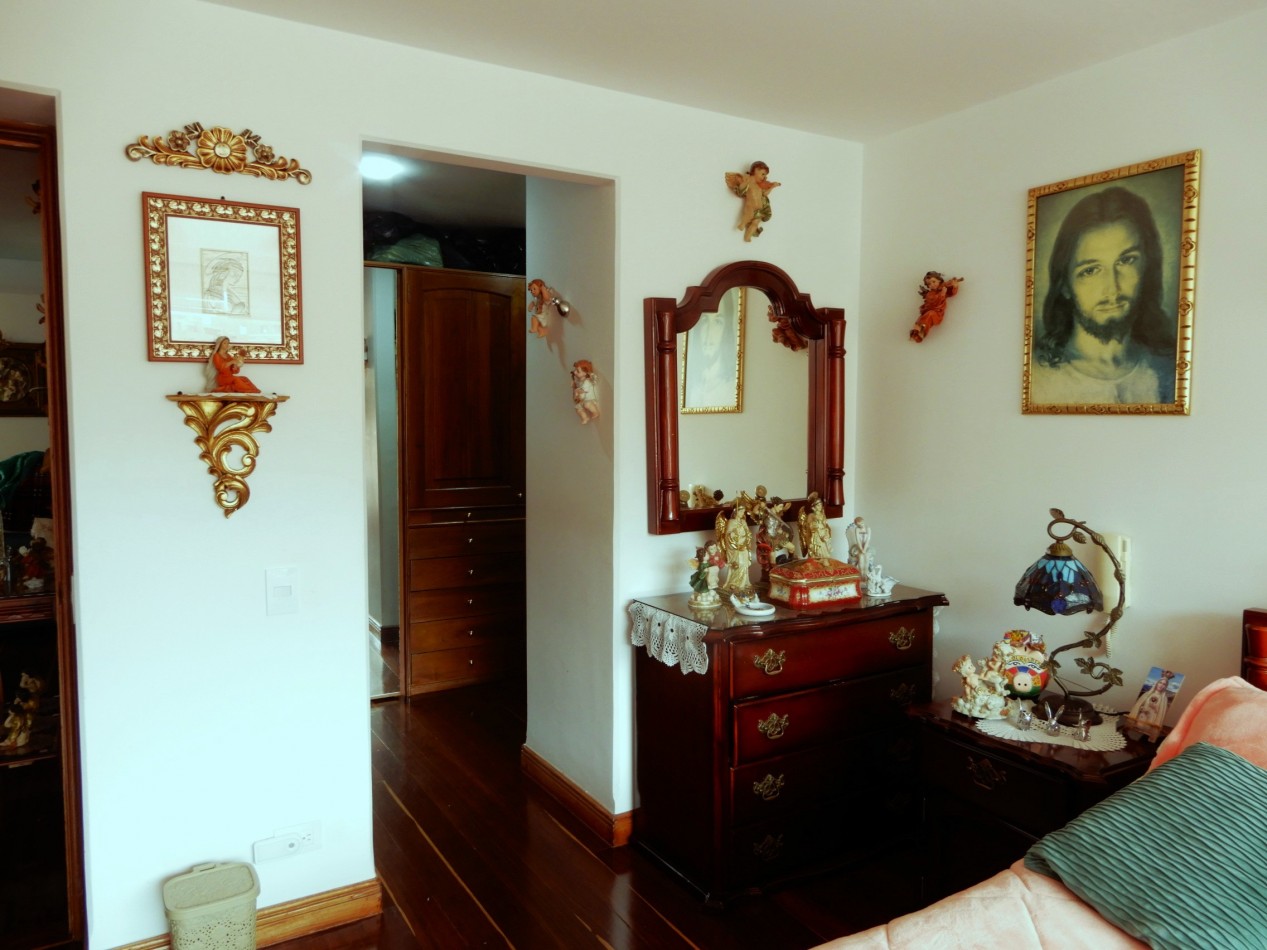 Apartamento en Venta Rosales Bajo con 2 Alcobas y 2 Parqueaderos.