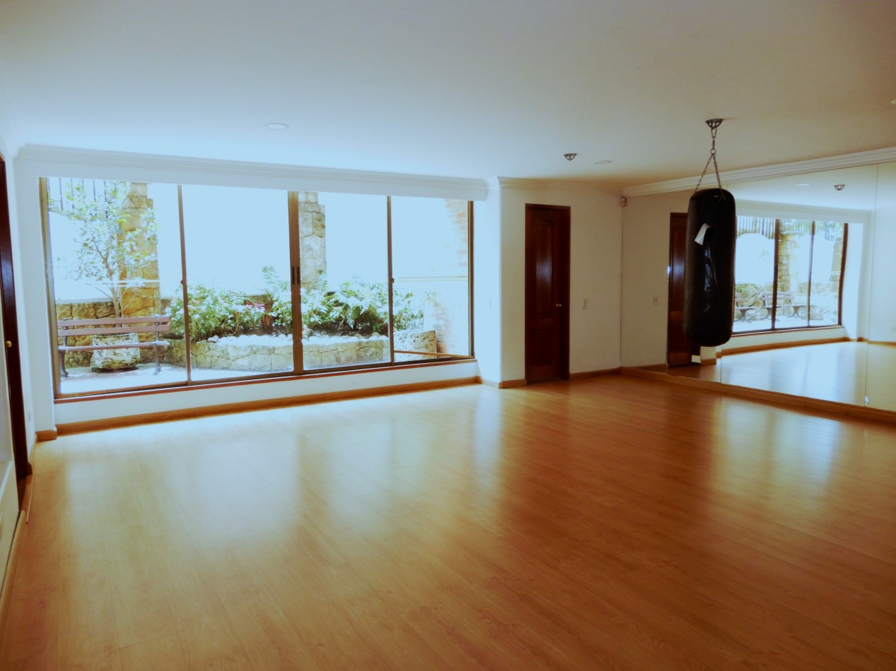 Apartamento en Venta Rosales Bajo con 2 Alcobas y 2 Parqueaderos.