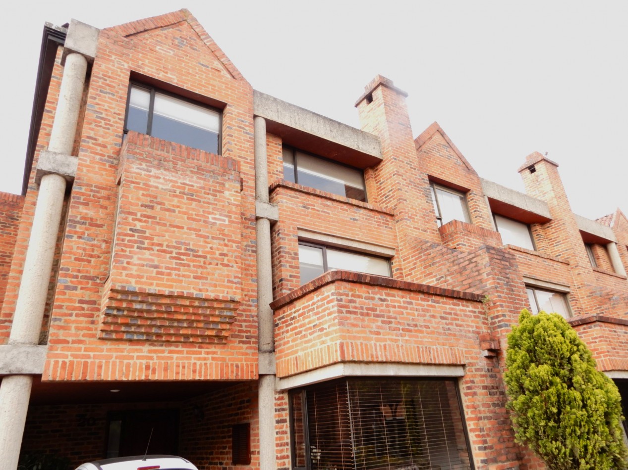 Casa en Venta Conjunto Bosques de Gratamira con 3 Alcobas y 3 parqueaderos.