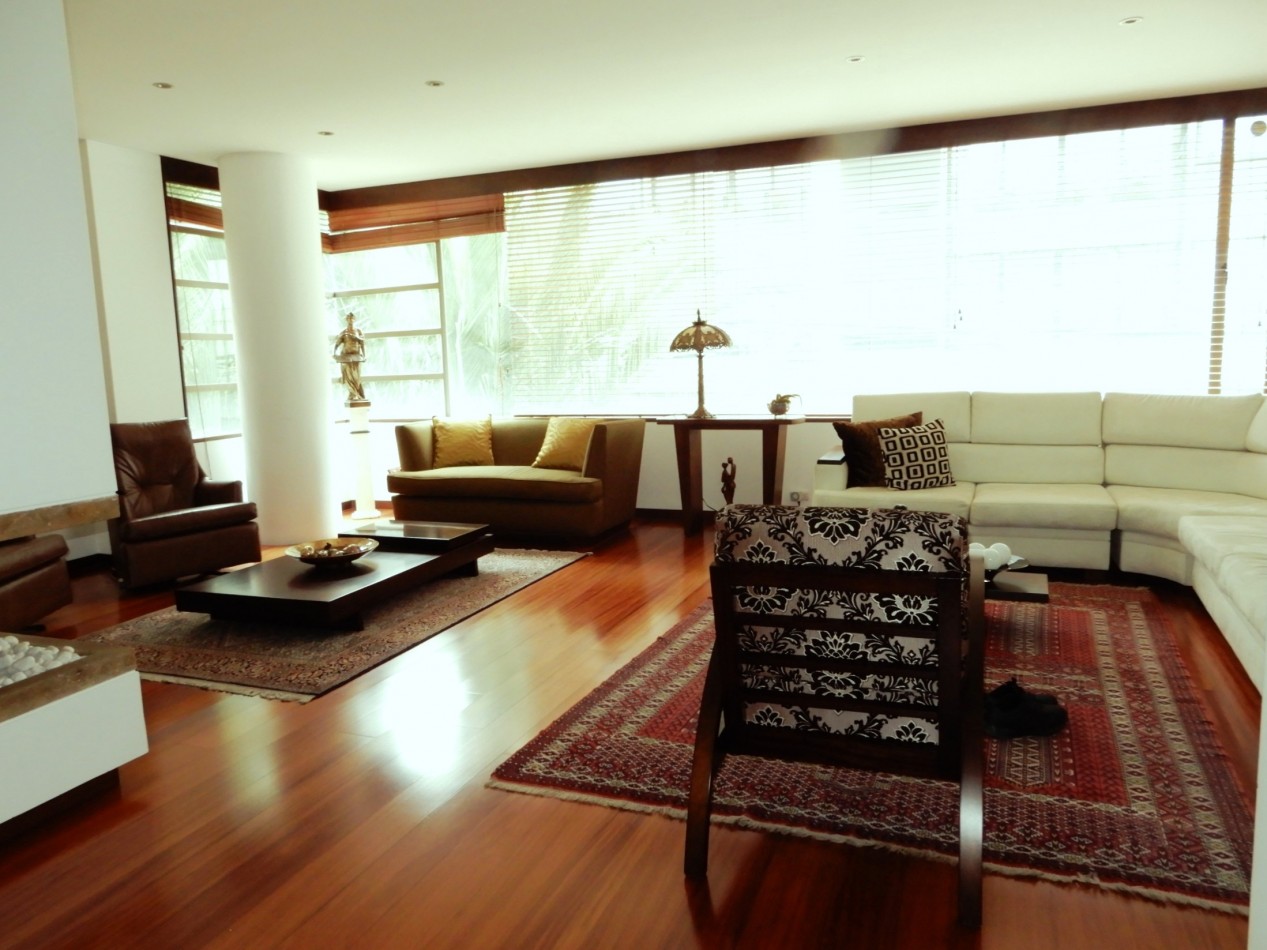 Apartamento en Arriendo Chico Reservado 3 Alcobas con Baño y Rodeado de Terraza