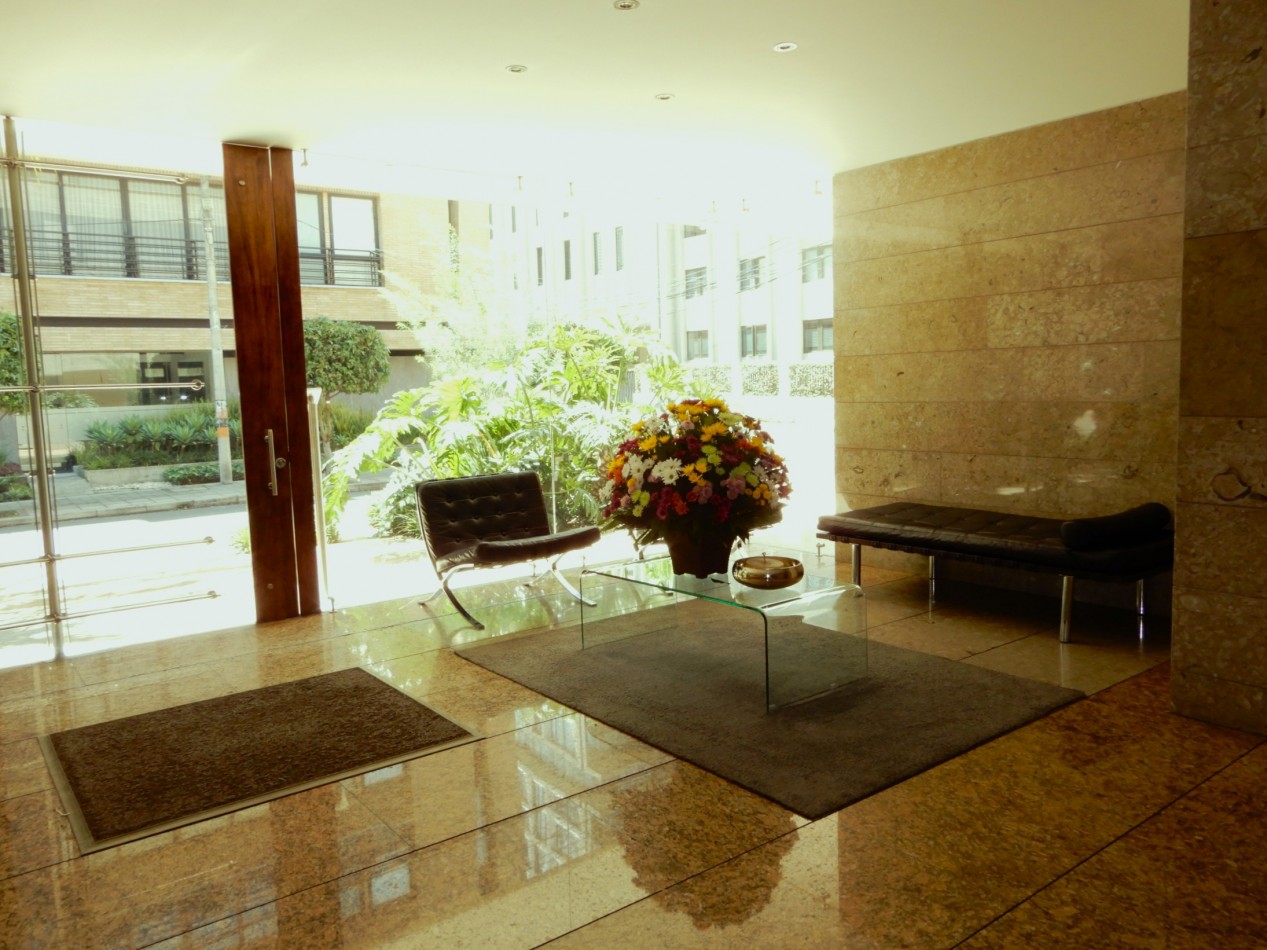 Apartamento en Arriendo Chico Reservado 3 Alcobas con Baño y Rodeado de Terraza