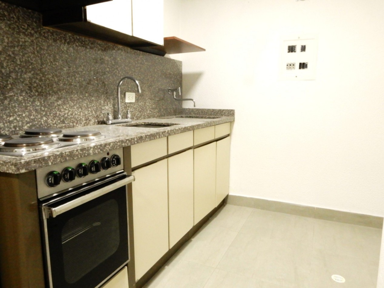 Apartaestudio en Arriendo Alhambra con Alcoba Independiente y Parqueadero